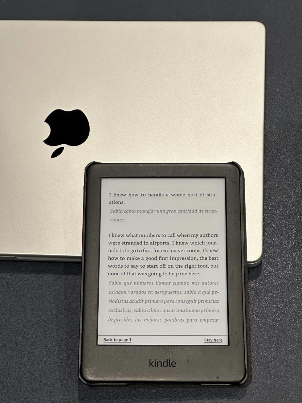 Kindle showing English source text with Spanish translation in a bilingual EPUB